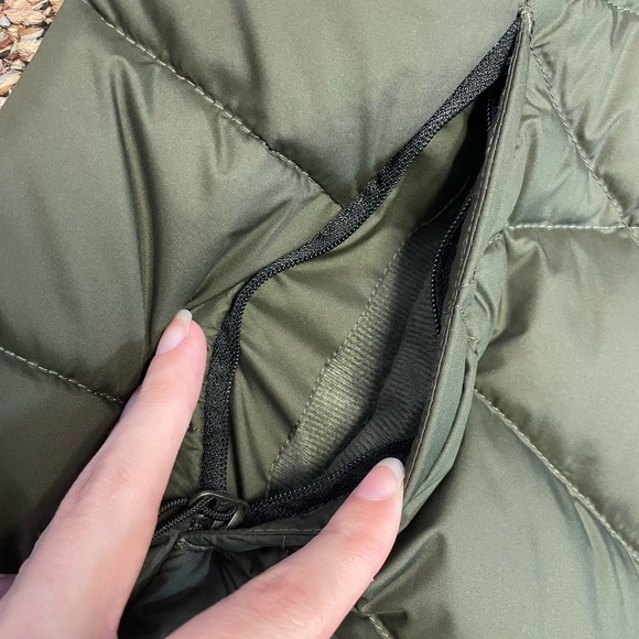 The North Face Olive Green Women’s 550 Puffer Vest, Size Small - Picture 5 of 12